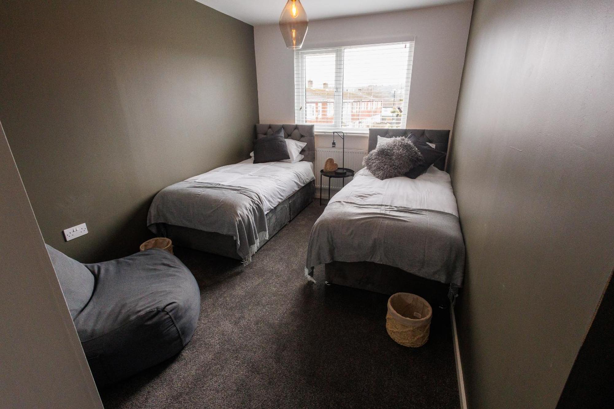 Uber Stylish 3 Bedroom Home Off Road Parking Near Town Centre And Bike Park Wales Merthyr Tydfil Eksteriør billede