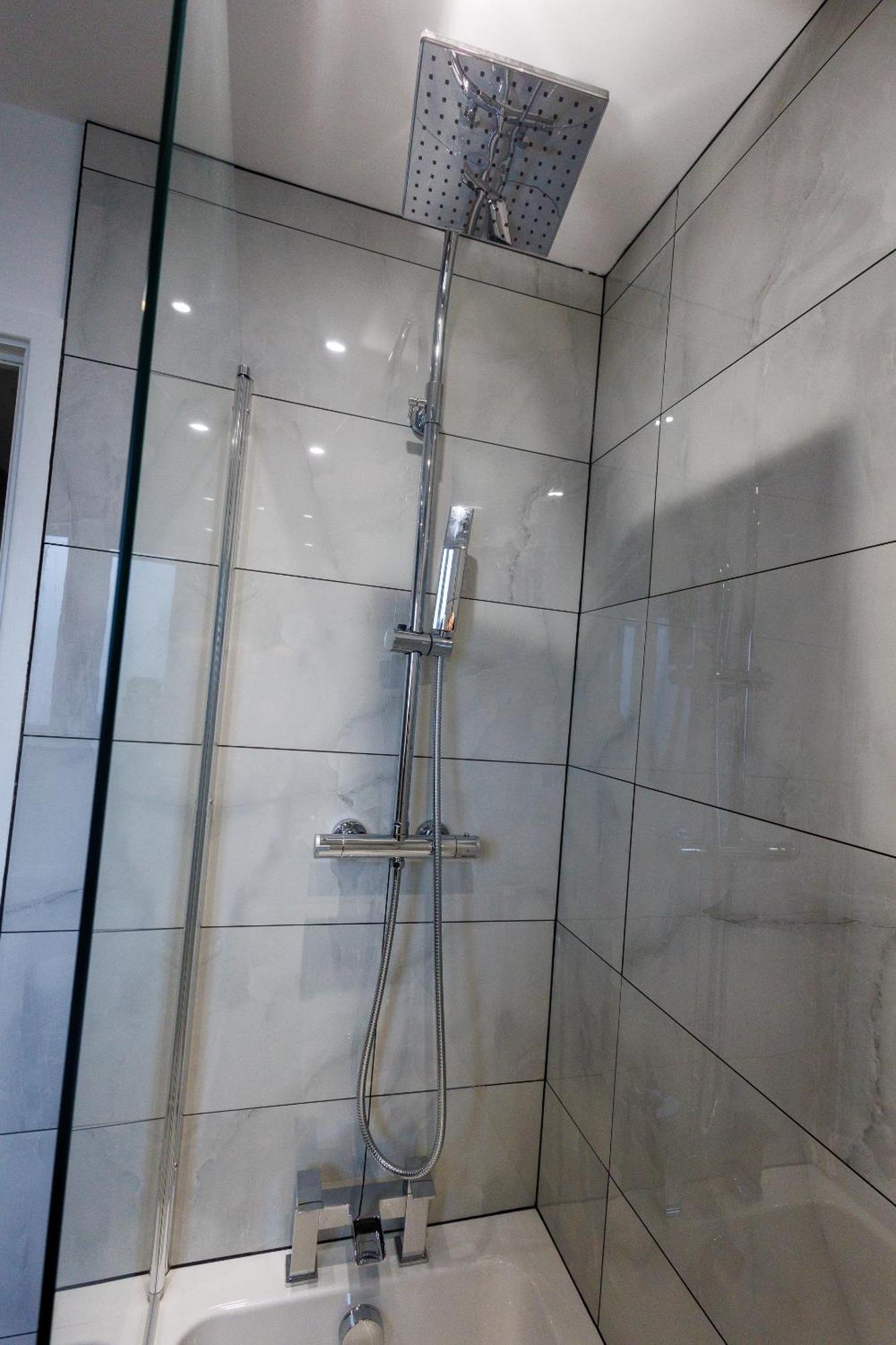 Uber Stylish 3 Bedroom Home Off Road Parking Near Town Centre And Bike Park Wales Merthyr Tydfil Eksteriør billede